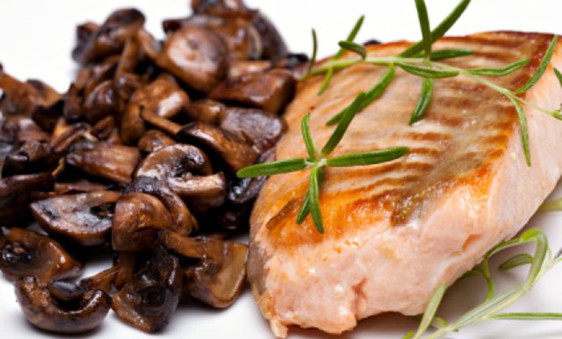 Salmón con salsa de vino y hongos