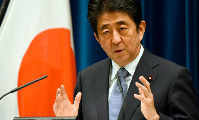 El premier japonés pierde popularidad por un caso de corrupción