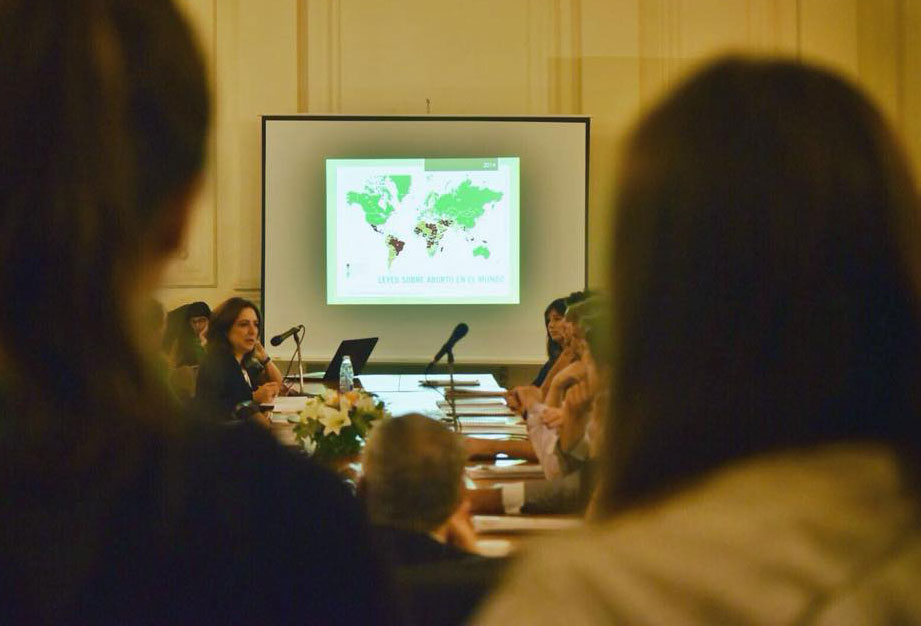 La facu de medicina entregó material académico a legisladores nacionales sobre el aborto