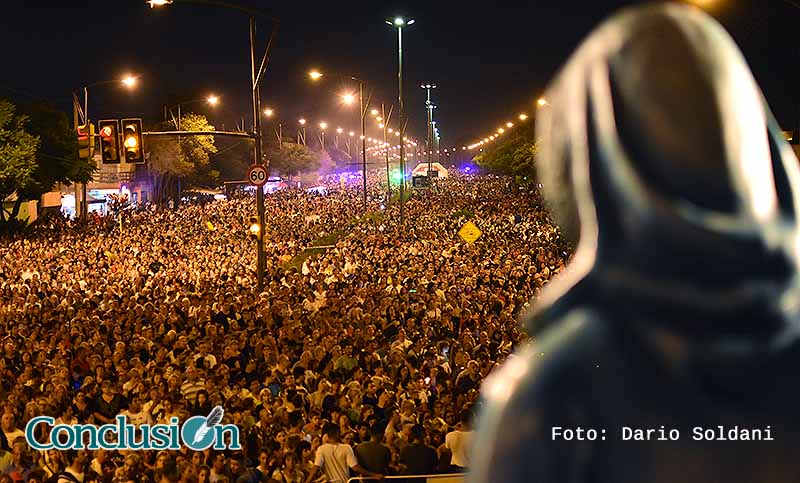 Unas 300 mil personas se congregaron en el Vía Crucis del padre Ignacio