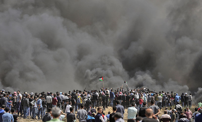 El ejército israelí mató a tres palestinos más en la frontera de Gaza