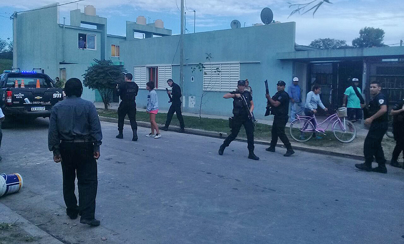 Vecinos denuncian fuerte presencia policial y una brutal represión en Barrio Toba