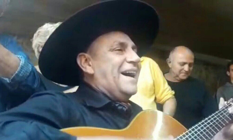 El Chaqueño Palavecino cantó con amigos en Rosario antes de su show en El Círculo