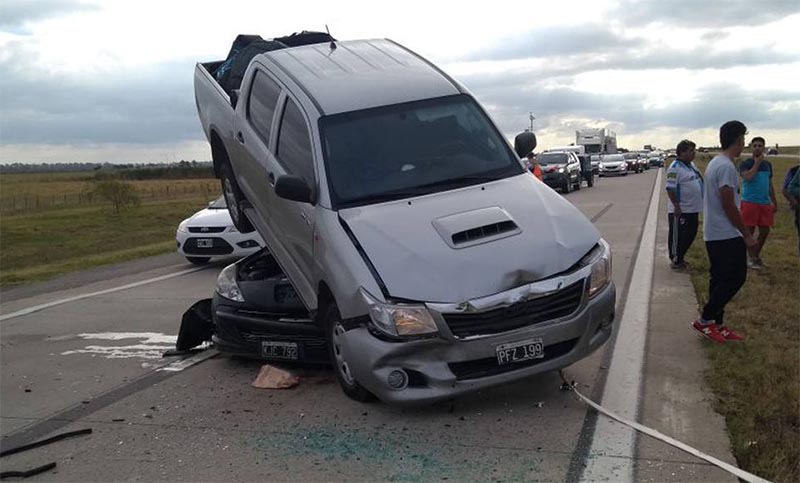 Impactante choque entre dos autos en la autopista Rosario-Córdoba