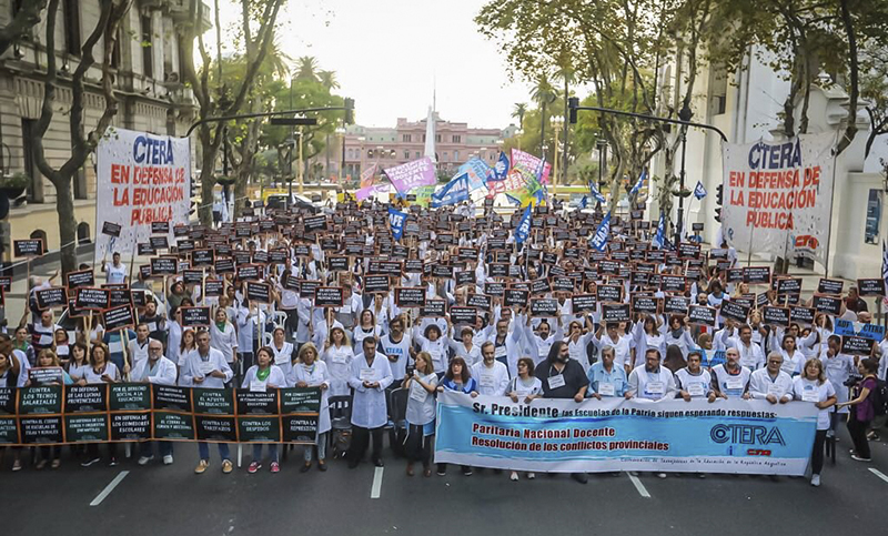 Docentes hicieron una «sentada» frente a Plaza de Mayo y pidieron audiencia con Macri