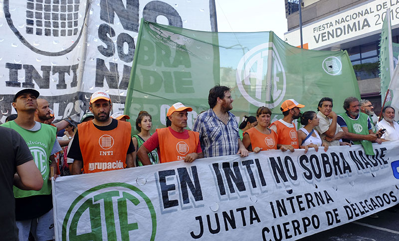 La policía desalojó con gas pimienta un corte por los despidos en el INTI