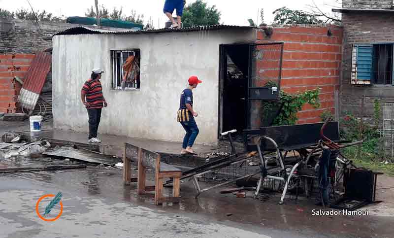 Un cortocircuito en zona suroeste provocó el incendio de las viviendas de dos familias