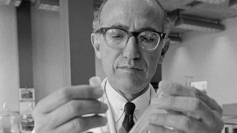 El científico que produjo la vacuna contra la polio dijo que la patente era «de la gente»