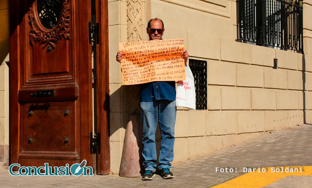 Es discapacitado y hace una semana que se instaló en la puerta del Concejo para pedir por una vivienda
