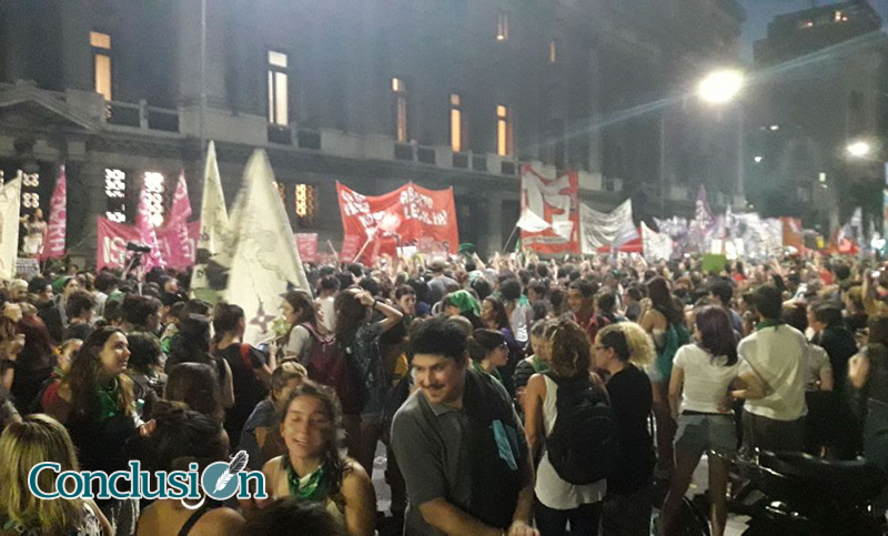 Hubo manifestaciones a favor y en contra del aborto en las inmediaciones del Congreso