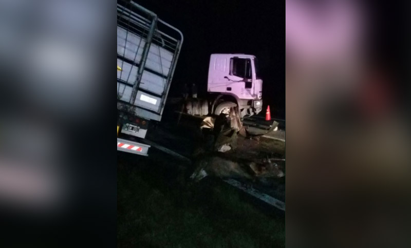 Autopistas peligrosas: dos camiones volcaron en la madrugada