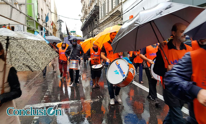 En medio de paro y pesar de la lluvia bancarios se movilizaron este viernes