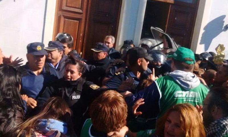 Estatales se enfrentaron con la policía en Rawson: murió un comisario