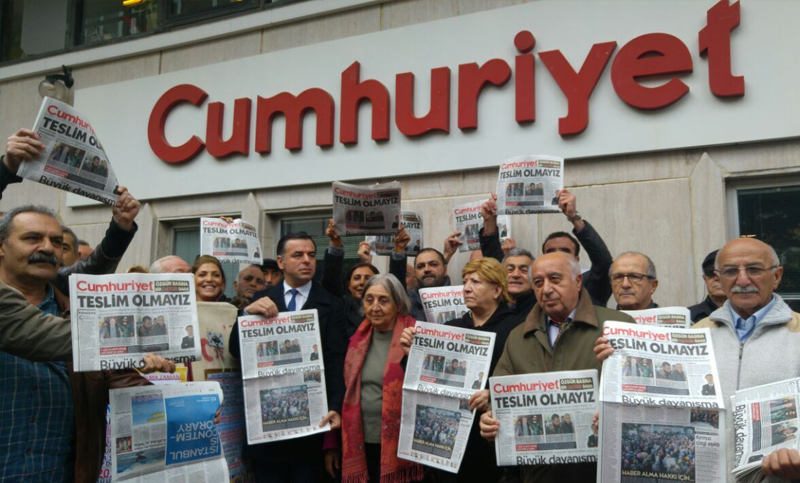Envían a prisión a 15 periodistas del principal diario opositor de Turquía