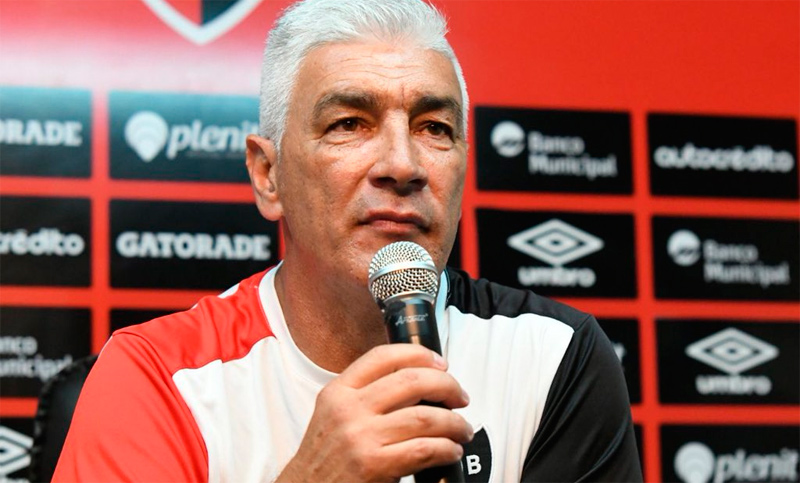 De Felippe no confirmó el once para el debut y dijo estar conforme con el plantel