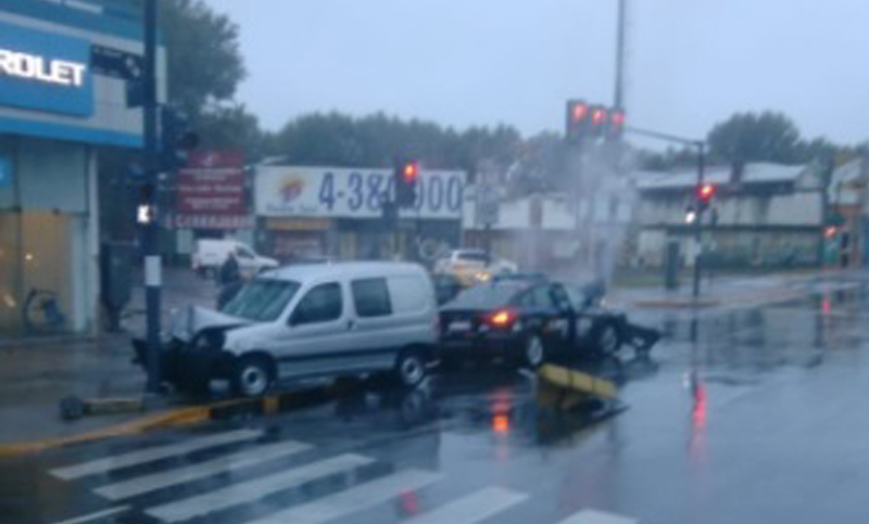 Intenso choque entre un patrullero y un auto en zona norte