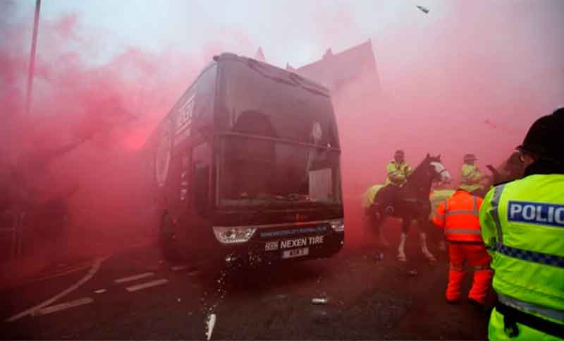 Video: el brutal ataque de hinchas de Liverpool al micro de Manchester City