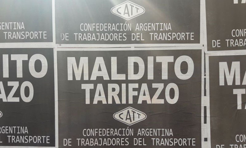 Trabajadores del transporte pegaron carteles contra el «Maldito Tarifazo»