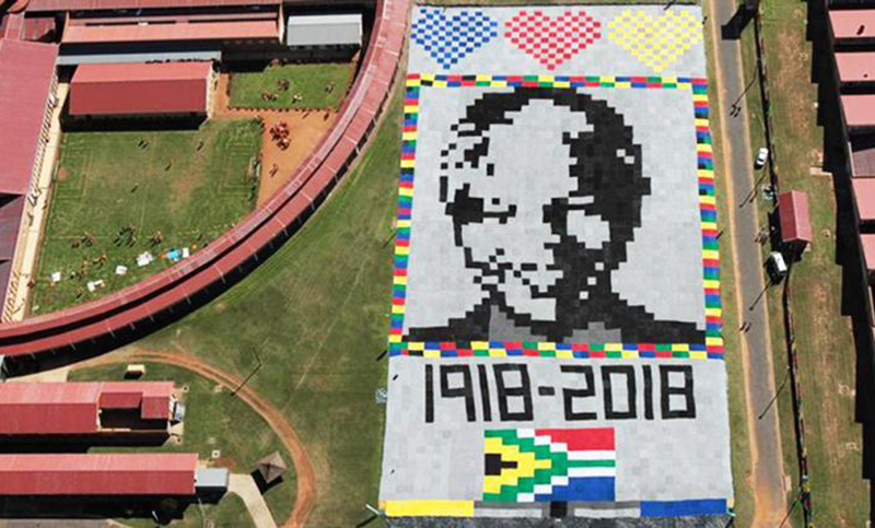 La cara de Mandela quedó impresa en la manta más grande del mundo