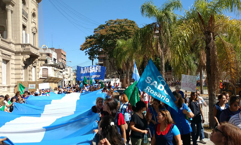 Multitudinaria marcha docente en Santa Fe contra el aumento del 18%