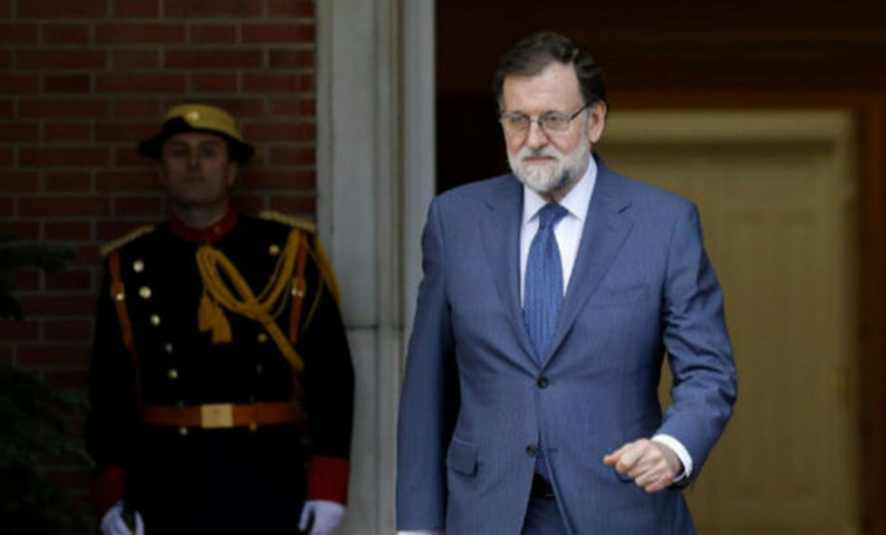 Rajoy respalda a la presidenta madrileña en medio de presiones para que renuncie