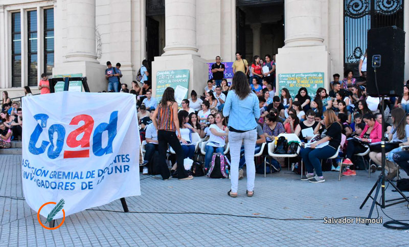 Clase pública en la puerta de Medicina en reclamo de más presupuesto