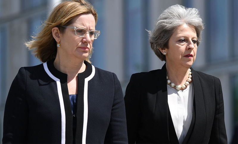 Renunció la ministra del Interior británica por escándalo con inmigrantes