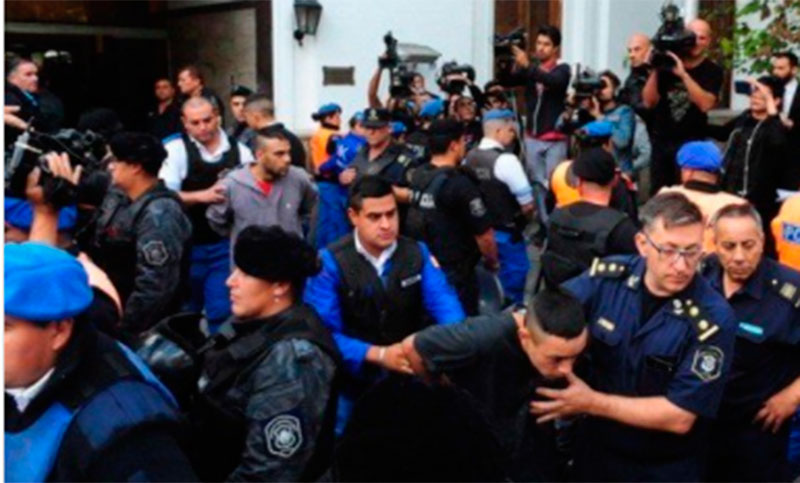 Intentaron copar una comisaría de San Justo y balearon a una policía