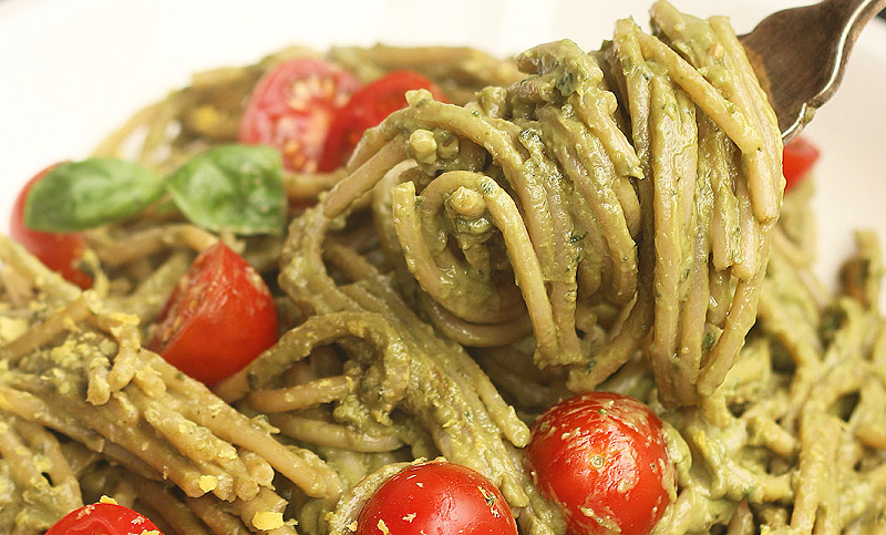 Spaghetti con pesto de palta