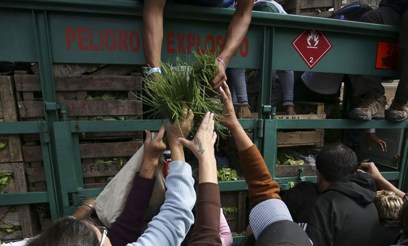 Pequeños agricultores regalan verdura cerca del Congreso