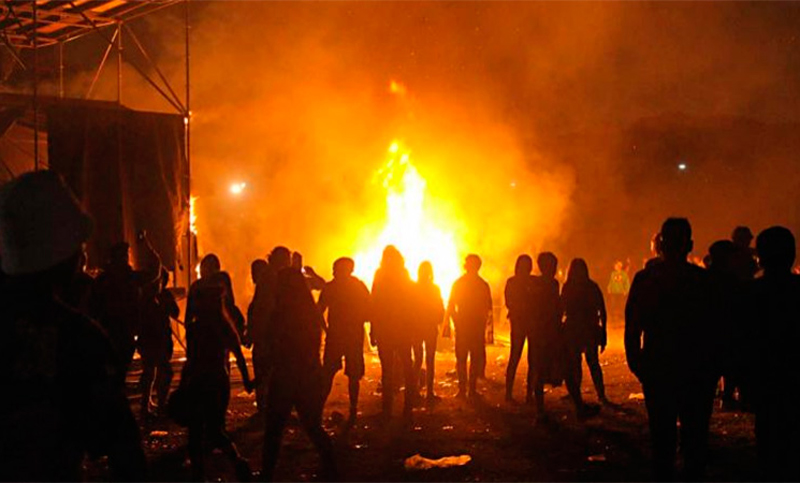 Pity tardó siete horas en salir a cantar, y el público prendió fuego el escenario