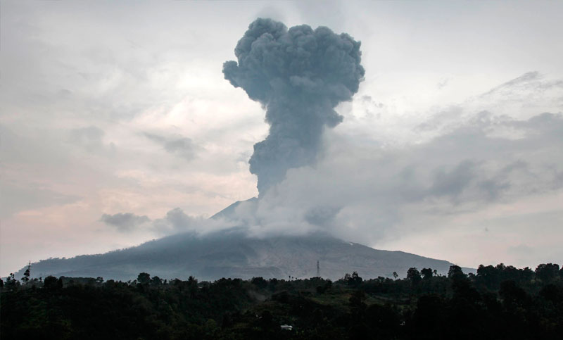 Japón: un volcán entró en erupción por primera vez en 250 años