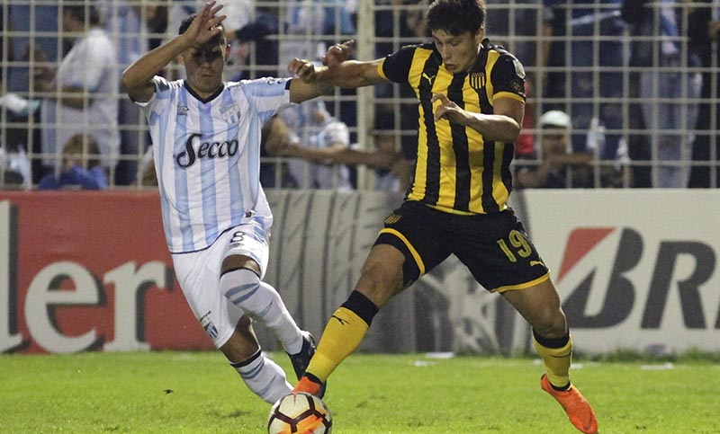 Atlético Tucumán derrotó a Peñarol y quedó cerca de la clasificación