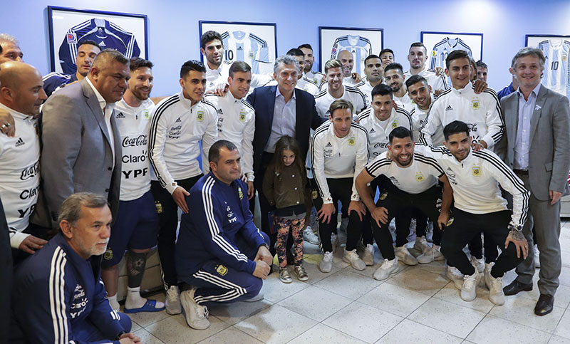El plantel argentino se reunió con Macri y luego partió hacia Barcelona