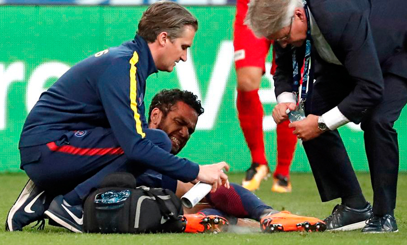 Dani Alves se lesionó y se perderá el Mundial