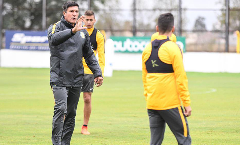 Chamot sorprendió con algunos cambios para enfrentar a Arsenal