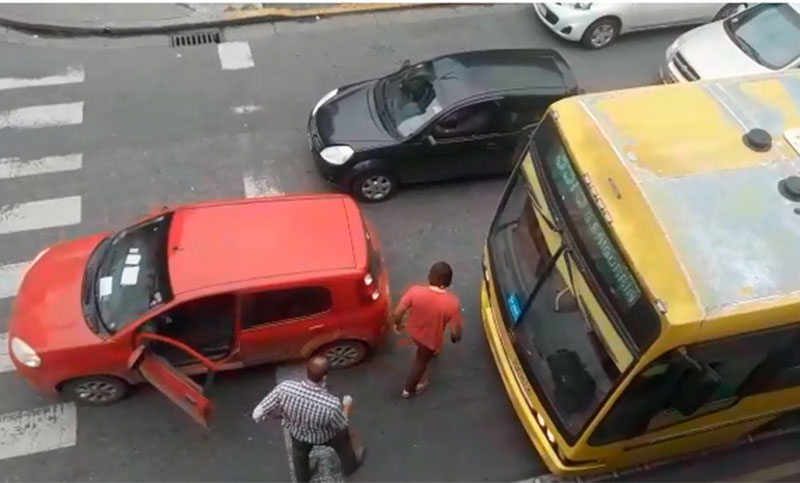 El choque entre un colectivo y un auto que causó controversia en las redes sociales