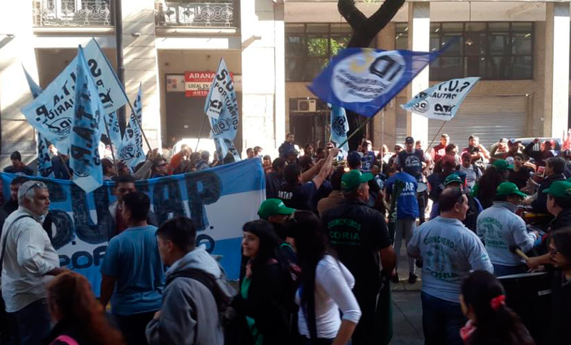 Trabajadores portuarios marcharon y volvieron a reclamar un paro general