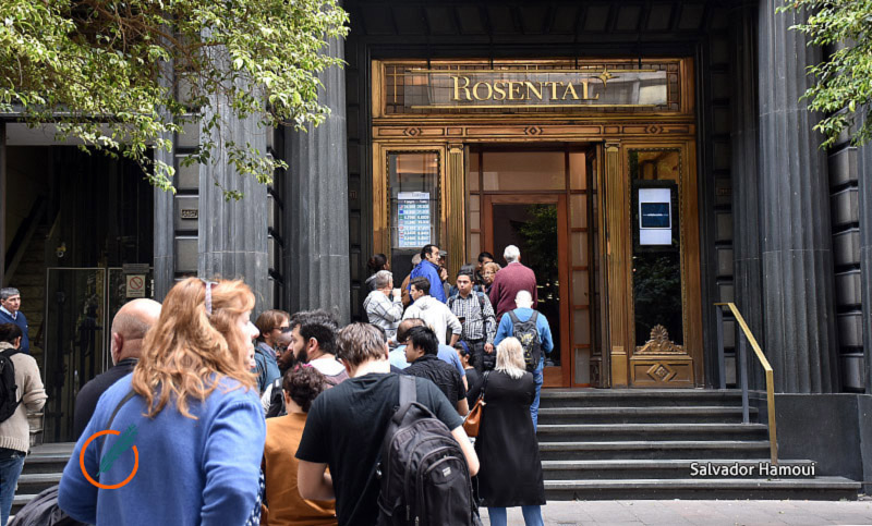 El dólar cerró a $25.51 y los rosarinos hicieron largas colas en las casas de cambio