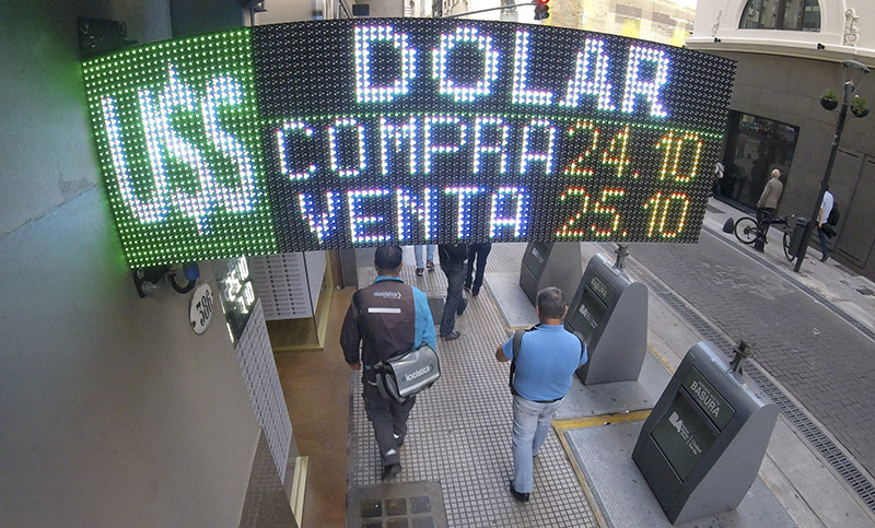 El dólar volvió a cerrar por encima de los 25 pesos