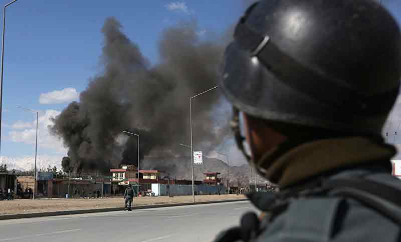 Decenas de víctimas en explosión en una oficina electoral en Afganistán