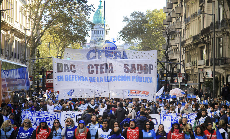 Multitudinaria marcha a Plaza de Mayo de docentes y estudiantes de todo el país