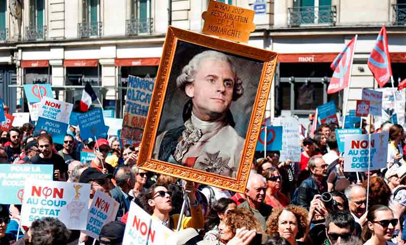 Miles de personas en una marcha «festiva» en París contra el presidente Macron