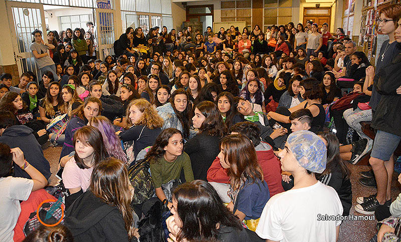 Protesta y sentada por malas condiciones edilicias en la escuela Nigelia Soria