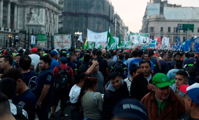 Masiva protesta frente al Congreso contra los tarifazos