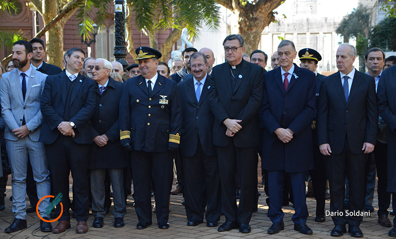 Sin la presencia de Fein se llevó a cabo el acto oficial por el 25 de Mayo