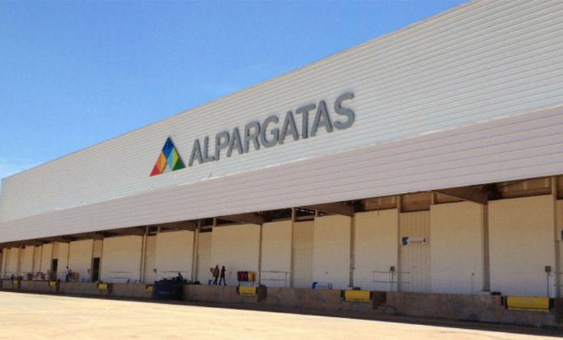 Alpargatas despidió a ocho operarios en Corrientes y trabaja al 40% de su capacidad