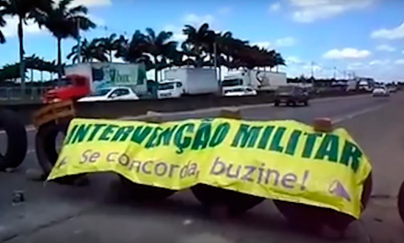 Sindicato de policías desoye reprimir bloqueos y se une a protesta de camioneros en las rutas