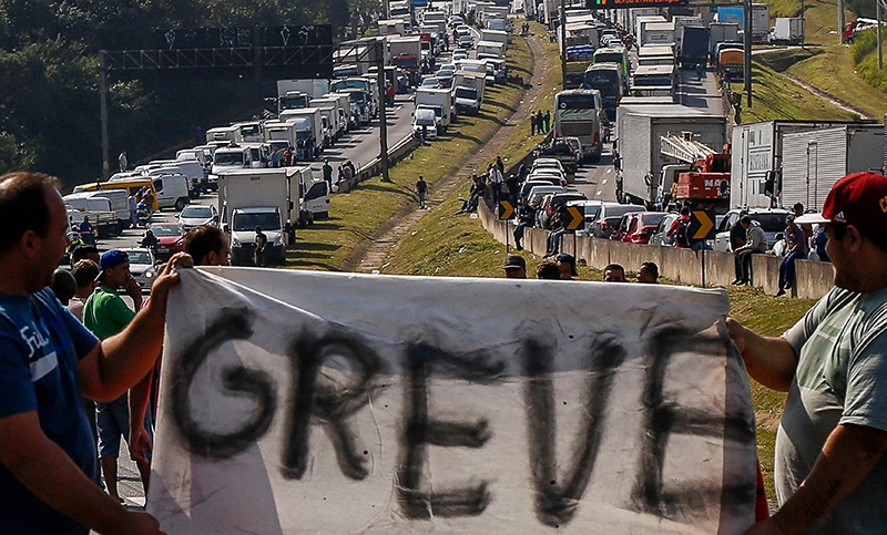 Huelga de camioneros paraliza Brasil y hunde a Petrobras