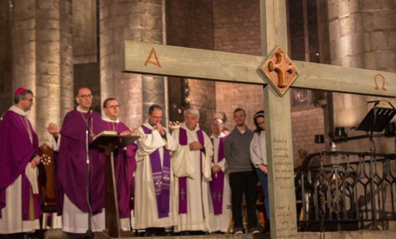 Una cruz profanada por Daesh presidirá una vigilia por los cristianos perseguidos